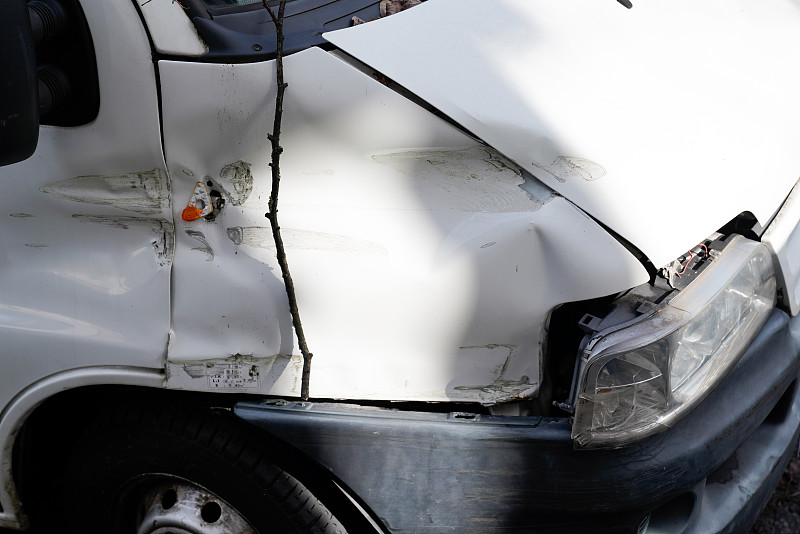 诱骗损坏的货车和破旧的停在街上