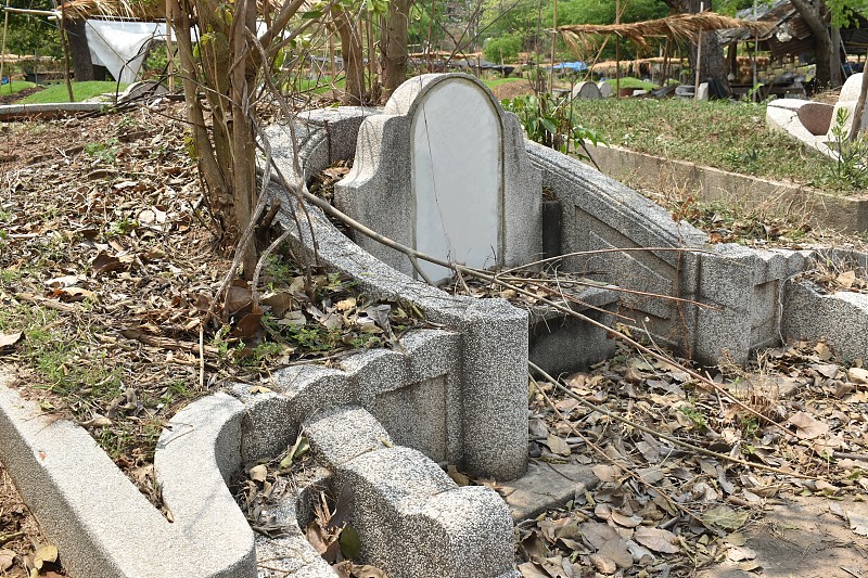 在清明节被遗弃的中国墓地
