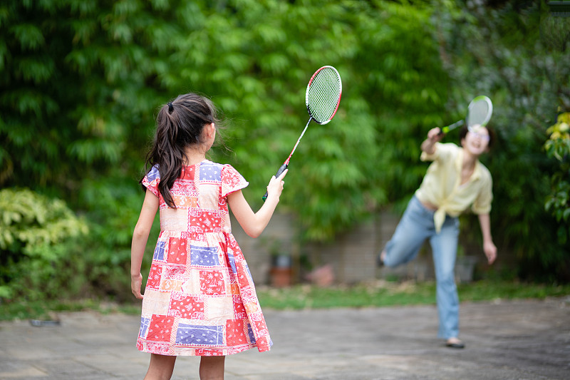 母女俩在打羽毛球