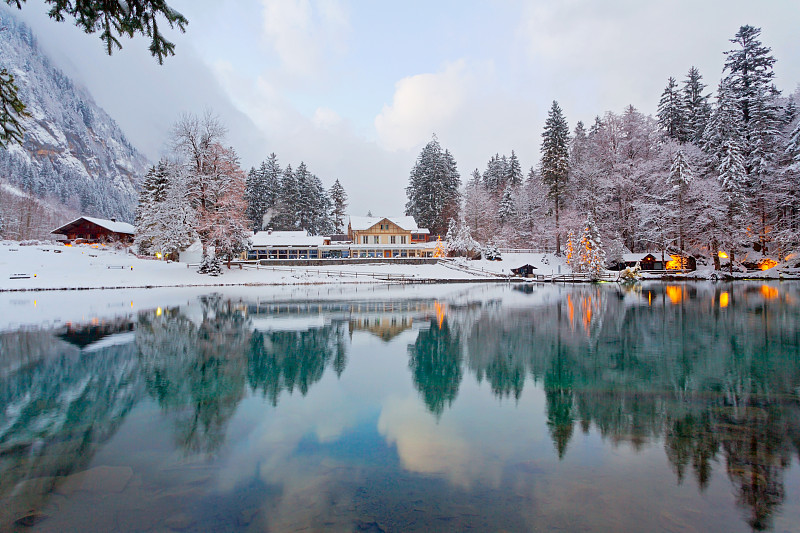 美丽的湖泊在冬天的瑞士阿尔卑斯山，瑞士