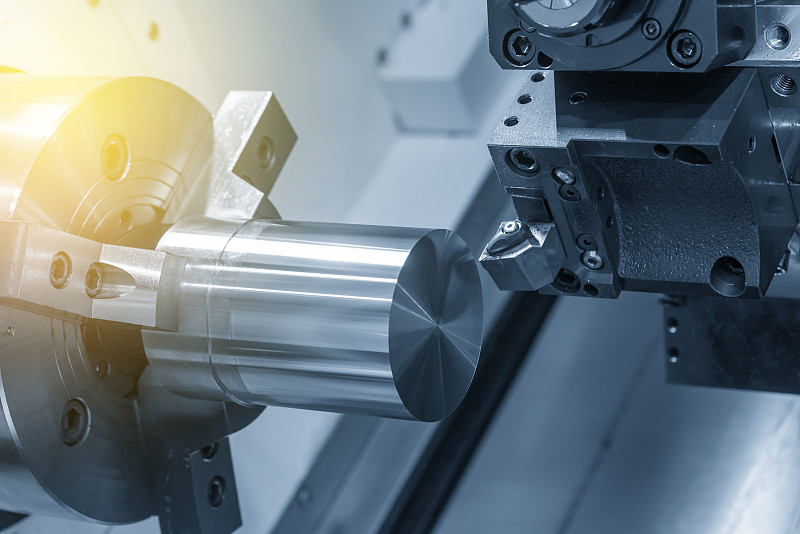 关闭数控车床夹紧原料钢条。