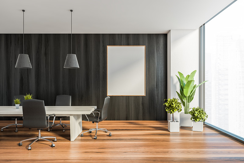 白色和木制的办公室会议室与海报
