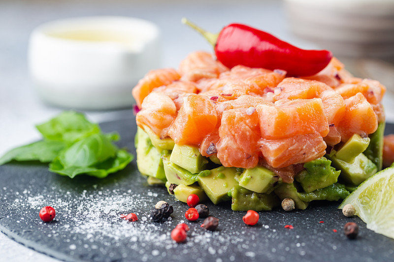 鞑靼鲑鱼色拉,