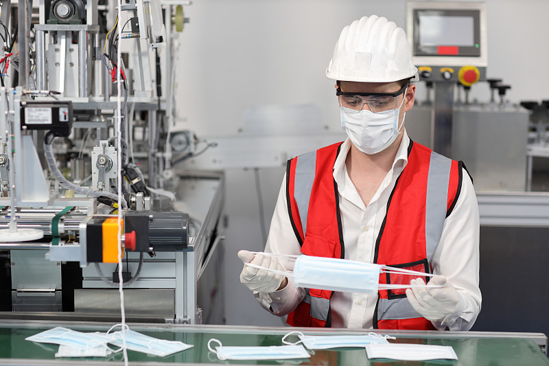 工厂、制造业和工厂概念口罩和医用口罩生产线的维护或PPE检测质量。