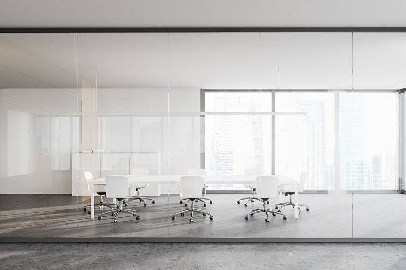 白色玻璃会议室内部