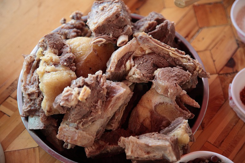 中国四川省甘孜藏族自治州色达县一个藏族家庭的煮牛肉和骨头。