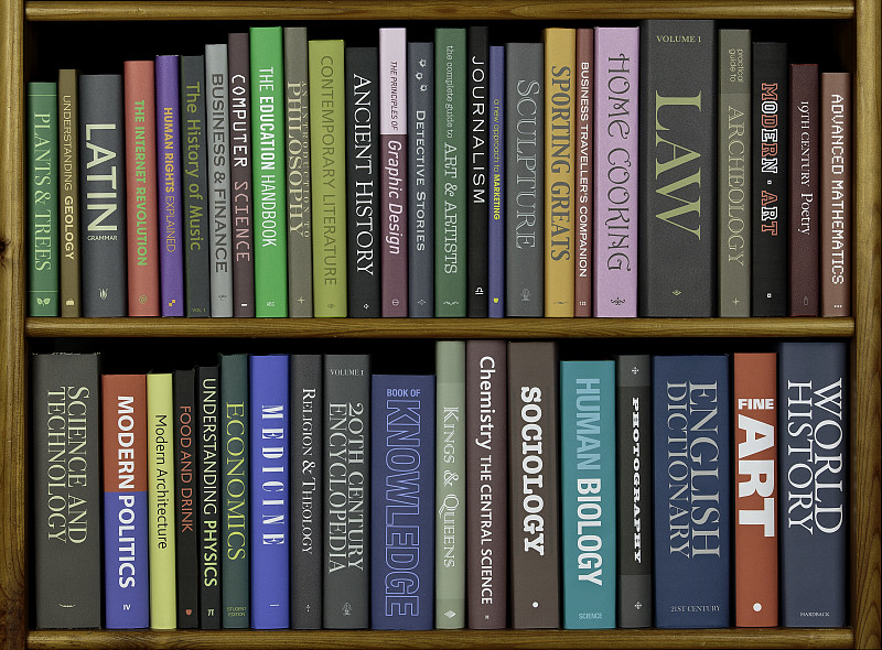 书架上放着各种各样的书。