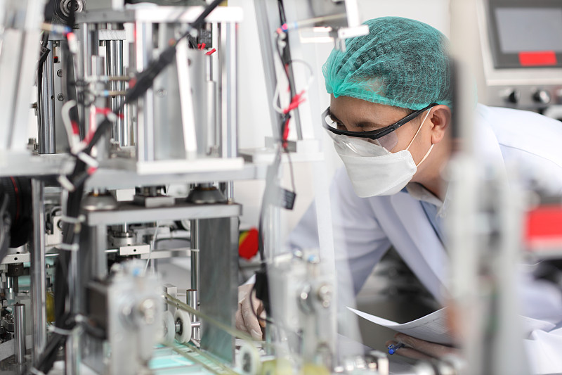 在工厂、制造业和工厂概念的个人防护设备或PPE检查口罩和医用口罩生产线的质量。