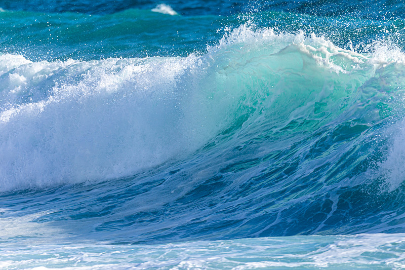 暴风雨过后，晴天时海浪翻涌。波涛汹涌的海面背景。