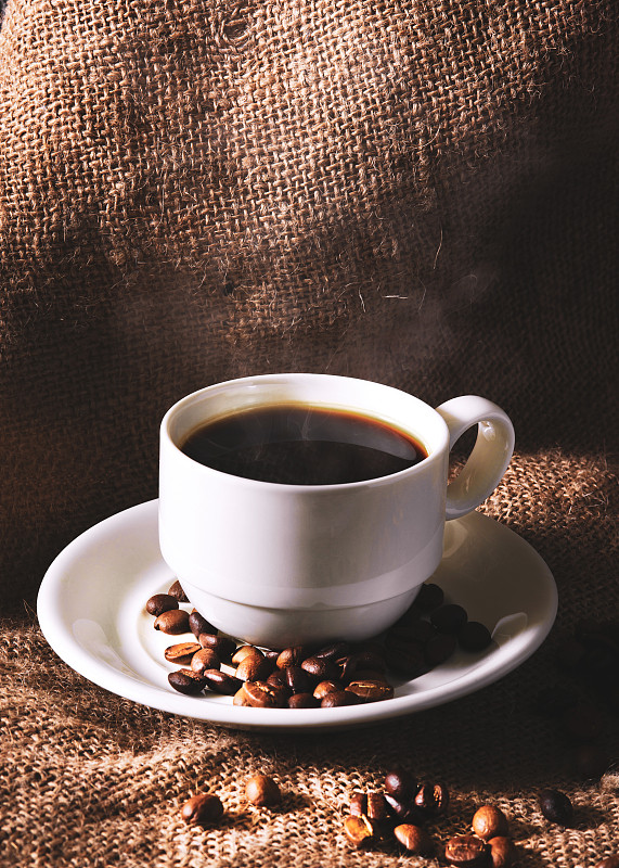 咖啡杯放在一张木桌上。