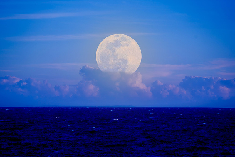 大月亮漂浮在海面上