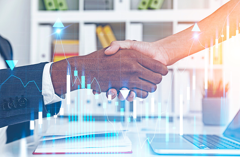 人们在办公室握手，数字图表