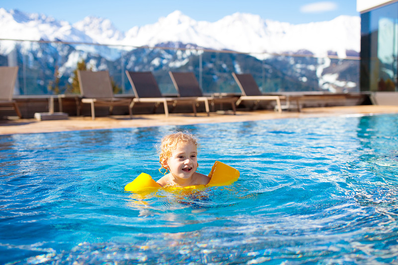 儿童在高山度假村室外游泳池