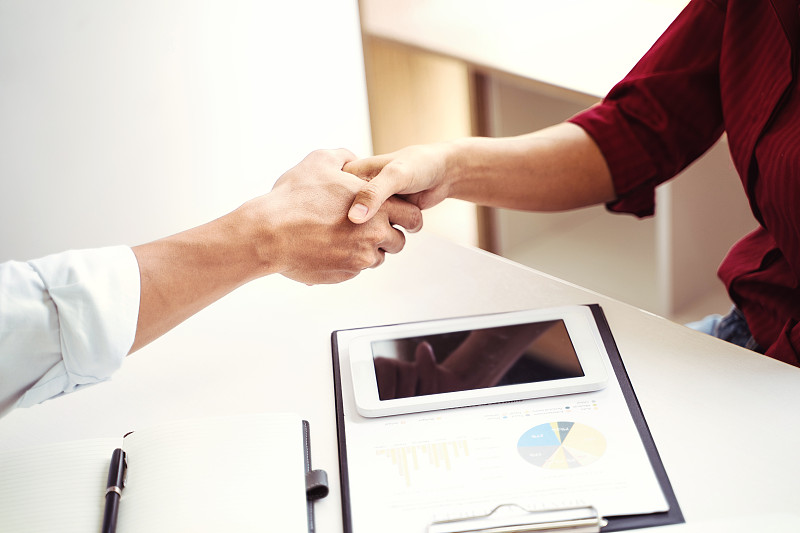 成功的商业金融伙伴握手。