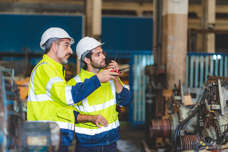 在建筑厂检查重工业制造机械安全系统和维修工厂设备的生产作业技术的专业技术人员