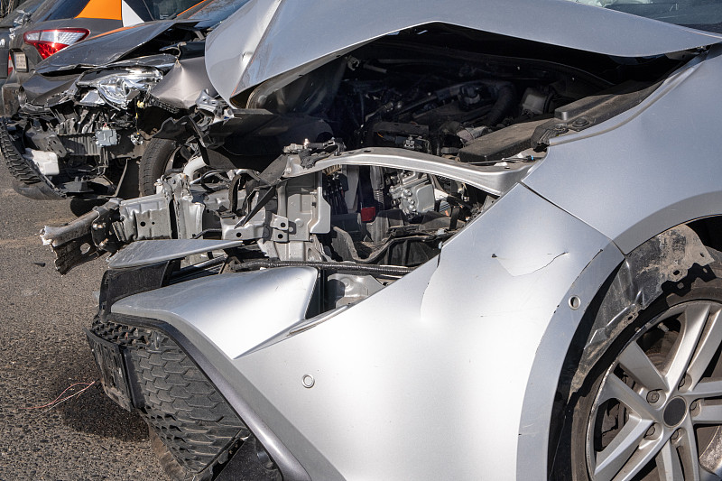 汽车前保险杠和灯凹了。金属砸在私家车上。汽车保险运输概念。