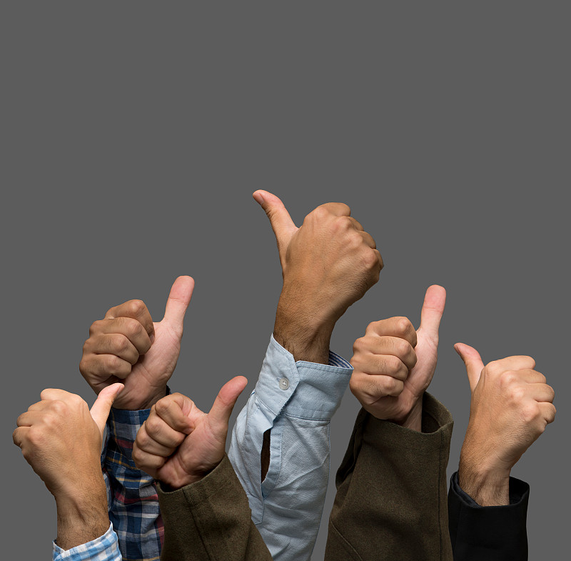竖起大拇指