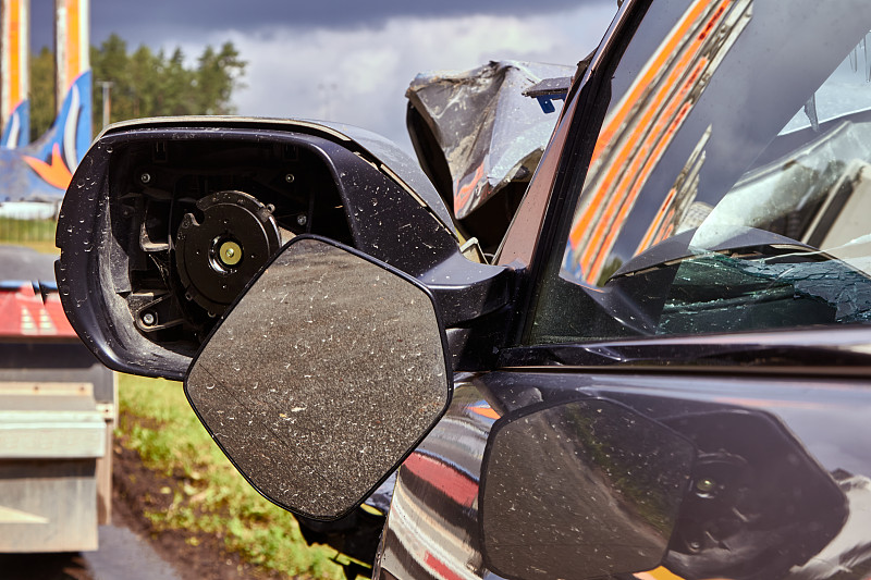 路上发生车祸，与一辆重型卡车相撞