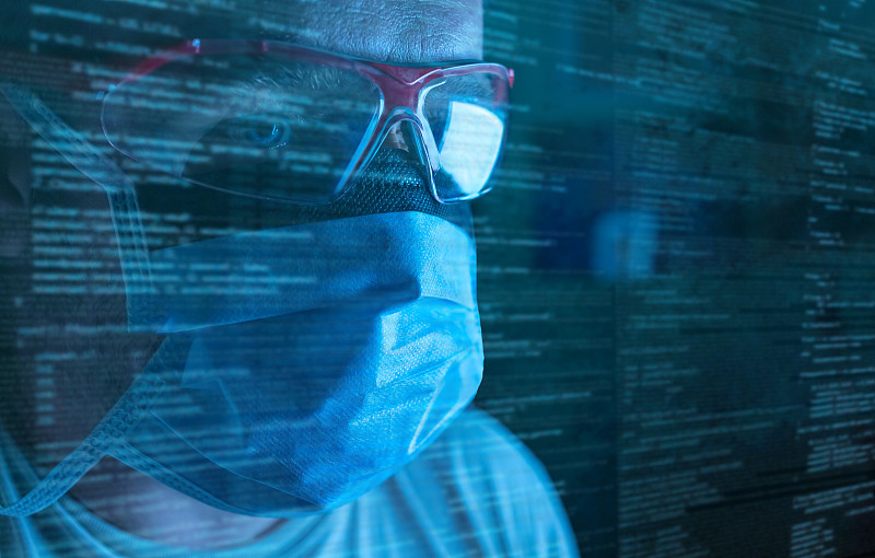 男性研究科学家工作在他的工作场所在高科技研究实验室。制药和遗传学研究中心。冠状病毒概念covid-19