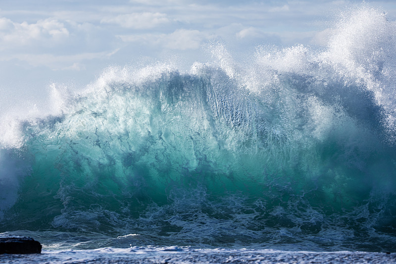 海浪在晨光中碰撞形成的强烈图案