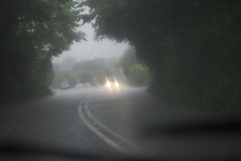 雨天开车穿过汽车的挡风玻璃