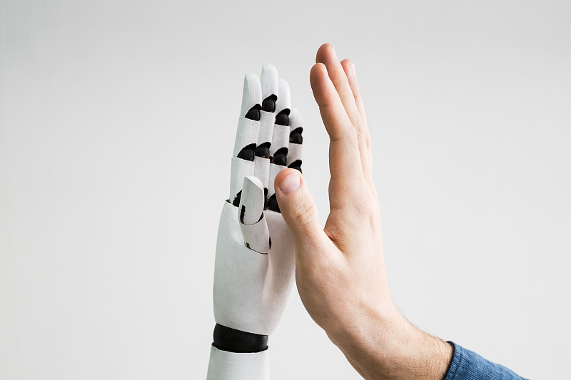 机器人和人击掌