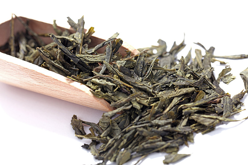 晒干和卷叶的绿茶