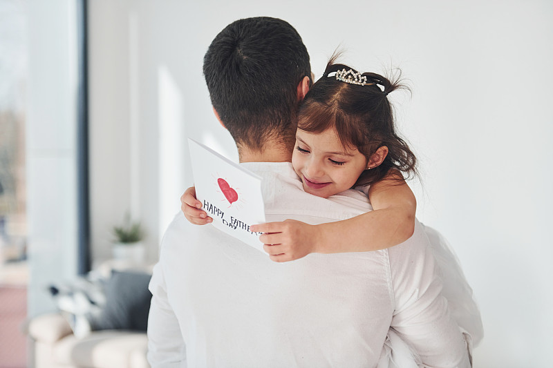 祝您父亲节快乐。女儿用心寄明信片给爸爸，给爸爸一个惊喜