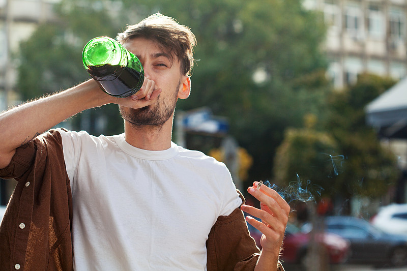 年轻人喝酒抽烟