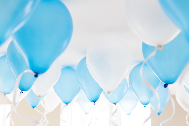 白色天花板下的蓝色气球