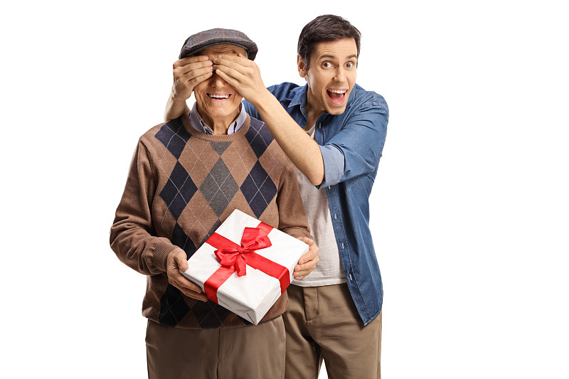 老人拿着礼物，年轻人捂着眼睛
