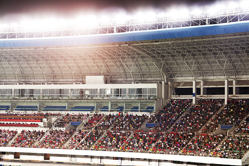 晚上在体育场观看足球比赛的观众