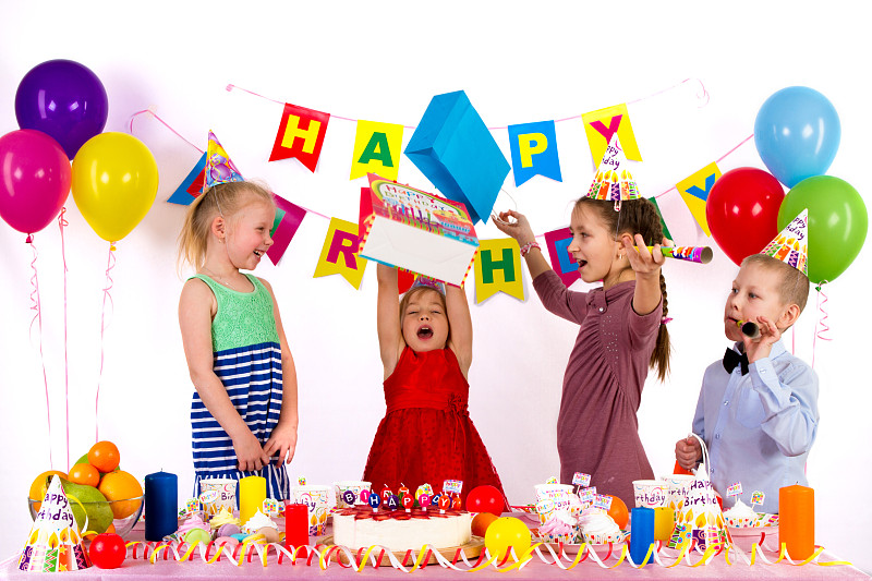 孩子们向女孩打招呼