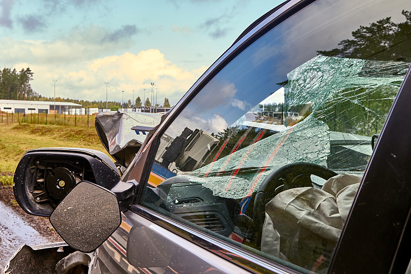 路上发生车祸，与一辆重型卡车相撞