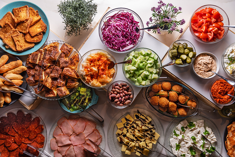 从上面可以看到各种各样的食物。厨房桌子背景俯视图