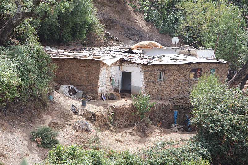 老房子都被遗忘，摇摇欲坠。