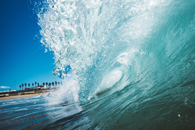 湛蓝的大海，汹涌的海潮起起伏伏