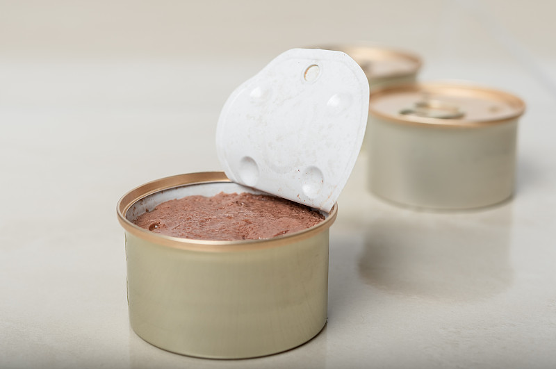 用开罐装的肉酱形式的宠物食品。