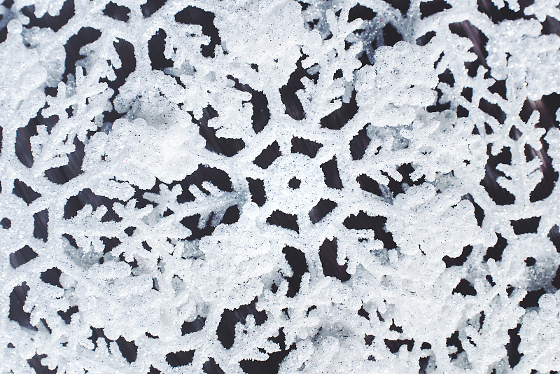 圣诞装饰。木制背景上的白色雪花。乡村风格