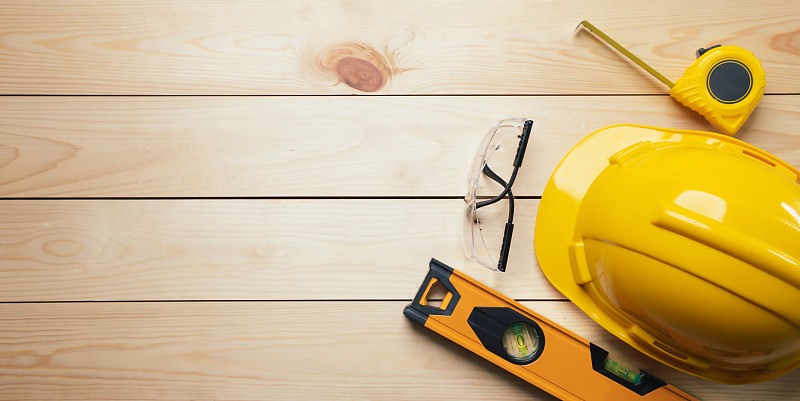 安全工作。标准施工现场防护设备俯视图木质背景，平铺，拷贝空间，安全第一的理念。