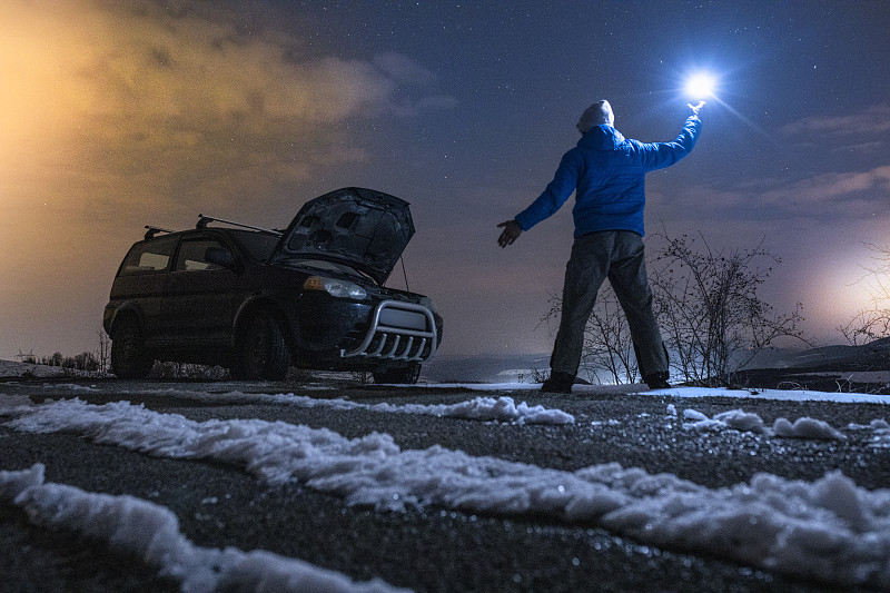 晚上，一个人开着破车在路上祈祷救命。