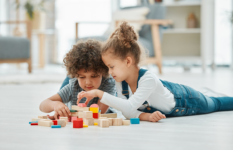 两个兄弟姐妹在玩积木