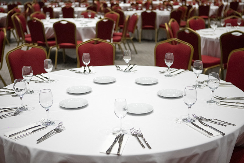 会议厅里准备好供餐饮的桌子。