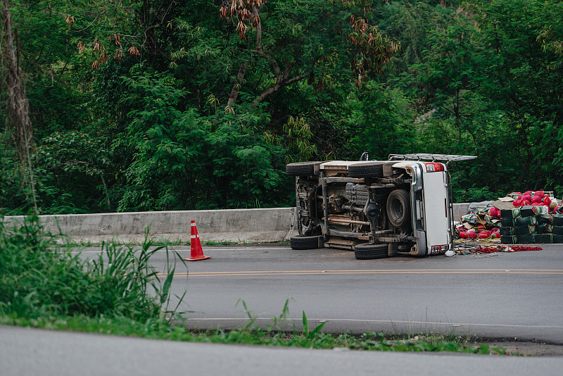清晨，车倒在山路上的弯道上。