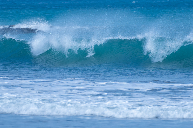 海浪拍打着水花