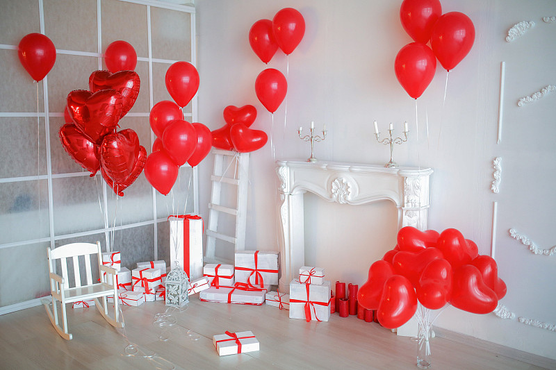 白色礼品盒与红色条纹摄影工作室装饰