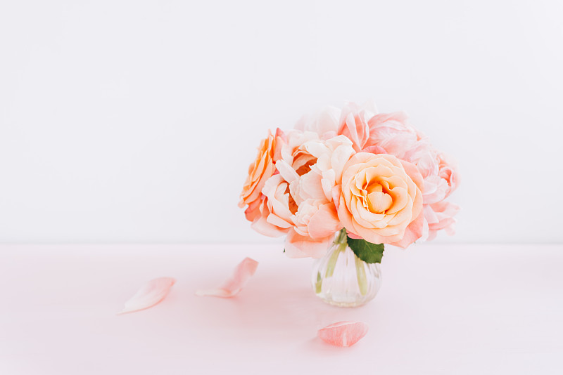 一束粉红色的牡丹和玫瑰