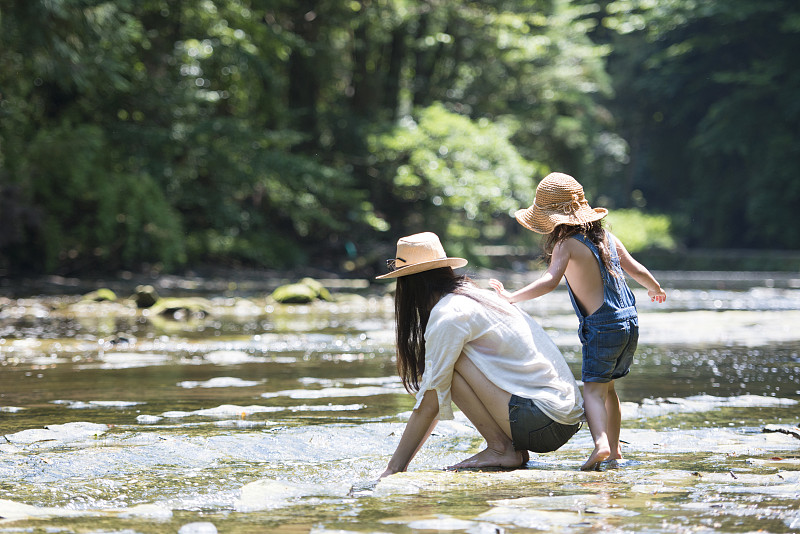 母亲和女儿在山涧里玩耍