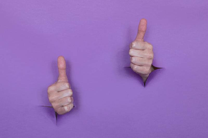 女手显班，透过洞紫色的背景