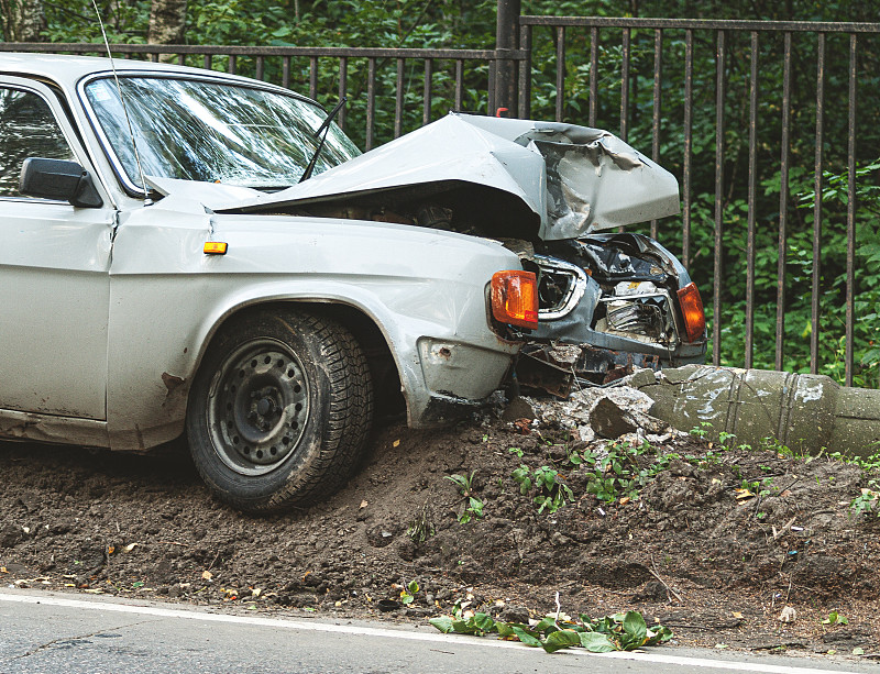 一辆老式复古老爷车从灯柱上摔了下来